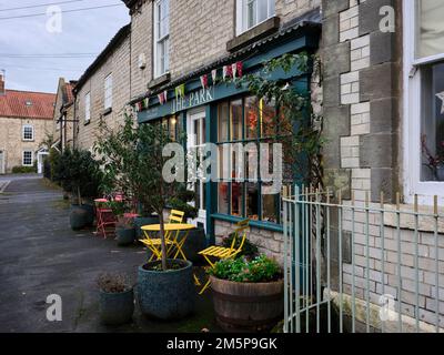 An einem bedeckten Novembernachmittag erwartet Sie ein herzliches und einladendes Willkommen im Park an der B1257 in Hovinghma, North Yorkshire Stockfoto