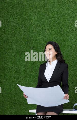 Die Grasfabrik, weibliche Designer, sehen Zeichnungen Stockfoto