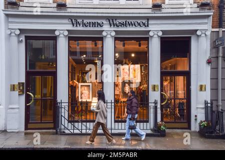 London, England, Großbritannien. 30. Dezember 2022. Die Menschen gehen vorbei am Vivienne Westwood Flagship Store in der Conduit Street, Mayfair, während der Modedesigner und Punk-Ikone im Alter von 81 Jahren stirbt. (Kreditbild: © Vuk Valcic/ZUMA Press Wire) Stockfoto