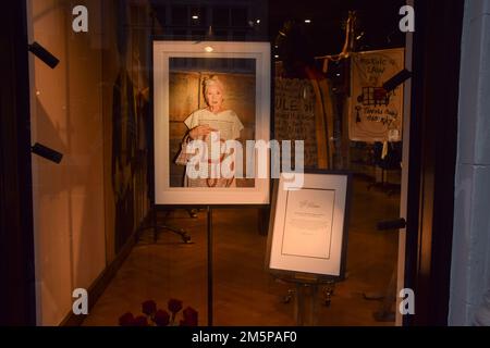 London, England, Großbritannien. 30. Dezember 2022. Eine Hommage an den Modedesigner und die Punk-Ikone im Alter von 81 Jahren im Vivienne Westwood Flagship Store in Conduit Street, Mayfair. (Kreditbild: © Vuk Valcic/ZUMA Press Wire) Stockfoto