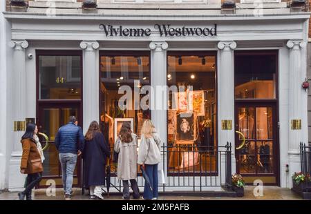 London, England, Großbritannien. 30. Dezember 2022. Die Besucher lesen die Hommage im Vivienne Westwood Flagship Store in der Conduit Street, Mayfair, während der Modedesigner und Punk-Ikone im Alter von 81 Jahren stirbt. (Kreditbild: © Vuk Valcic/ZUMA Press Wire) Stockfoto