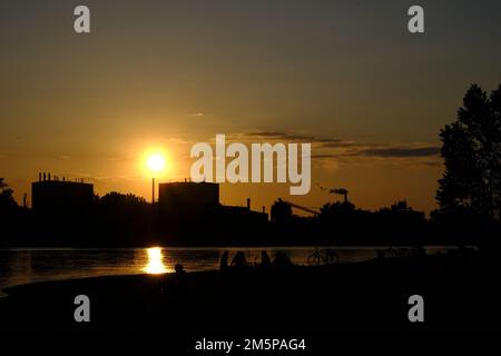 Wunderschöne Sonnenuntergänge über Land und Zivilisation Stockfoto