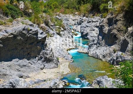 Dieses Bild wird in Gole dell' Alcantara, Sizilien aufgenommen und zeigt die „Wasserfälle der Venus“ oder „Pools der Venus“ Stockfoto