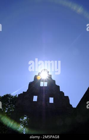 Wunderschöne Sonnenuntergänge über Land und Zivilisation Stockfoto