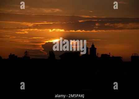 Wunderschöne Sonnenuntergänge über Land und Zivilisation Stockfoto