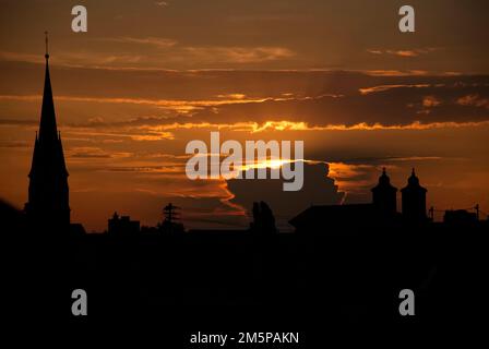 Wunderschöne Sonnenuntergänge über Land und Zivilisation Stockfoto