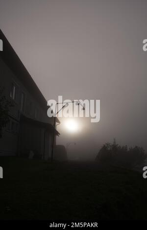 Wunderschöne Sonnenuntergänge über Land und Zivilisation Stockfoto