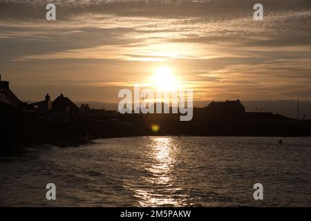 Wunderschöne Sonnenuntergänge über Land und Zivilisation Stockfoto