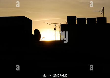 Wunderschöne Sonnenuntergänge über Land und Zivilisation Stockfoto