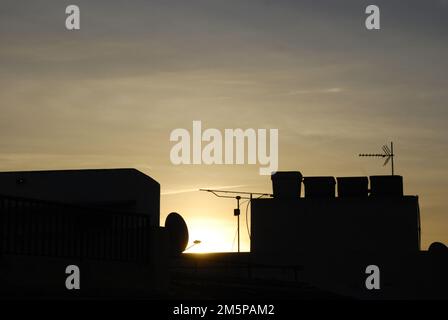 Wunderschöne Sonnenuntergänge über Land und Zivilisation Stockfoto