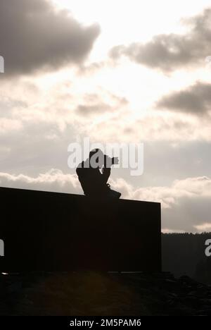 Wunderschöne Sonnenuntergänge über Land und Zivilisation Stockfoto