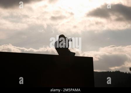 Wunderschöne Sonnenuntergänge über Land und Zivilisation Stockfoto