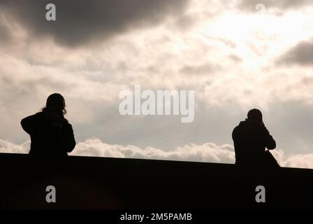 Wunderschöne Sonnenuntergänge über Land und Zivilisation Stockfoto