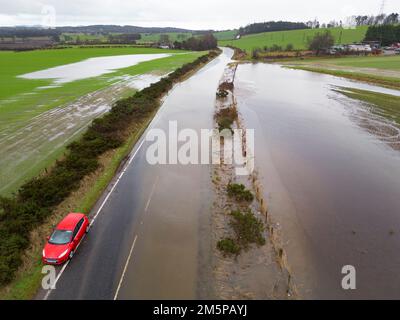 Alva, Schottland, Großbritannien. 30. Dezember 2022 Straßensperrung in Alva aufgrund von Überschwemmungen.die B9140, King O'Muirs Road in Alva, wurde wegen Überschwemmungen geschlossen. Trotz der Schließung wurden Fahrzeuge durch das Hochwasser gefahren. Iain Masterton/Alamy Live News Stockfoto