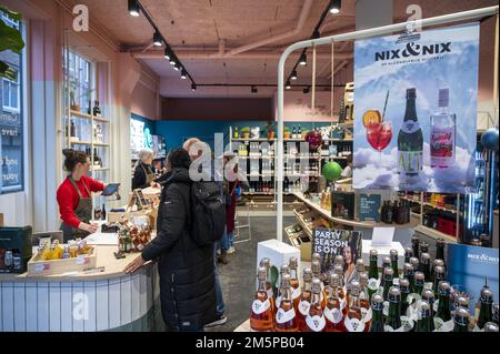 AMSTERDAM - Kunden in einer Niederlassung des alkoholfreien Schnapsladens von Nix und Nix, im Vorfeld des trockenen Januar. Nichtalkoholische Getränke werden immer beliebter, und immer mehr Menschen trinken. ANP EVERT ELZING niederlande raus - belgien raus Stockfoto