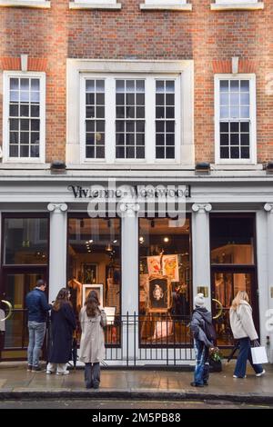 London, England, Großbritannien. 30. Dezember 2022. Die Besucher lesen die Hommage im Vivienne Westwood Flagship Store in der Conduit Street, Mayfair, während der Modedesigner und Punk-Ikone im Alter von 81 Jahren stirbt. (Kreditbild: © Vuk Valcic/ZUMA Press Wire) Stockfoto