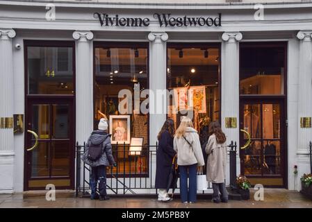 London, England, Großbritannien. 30. Dezember 2022. Die Besucher lesen die Hommage im Vivienne Westwood Flagship Store in der Conduit Street, Mayfair, während der Modedesigner und Punk-Ikone im Alter von 81 Jahren stirbt. (Kreditbild: © Vuk Valcic/ZUMA Press Wire) Stockfoto