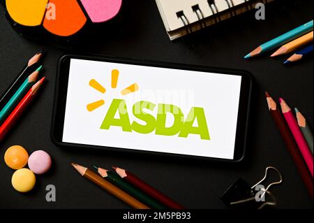 Polen. 17. Dezember 2022. In dieser Abbildung wird das ASDA-Logo auf einem Smartphone angezeigt. Kredit: SOPA Images Limited/Alamy Live News Stockfoto