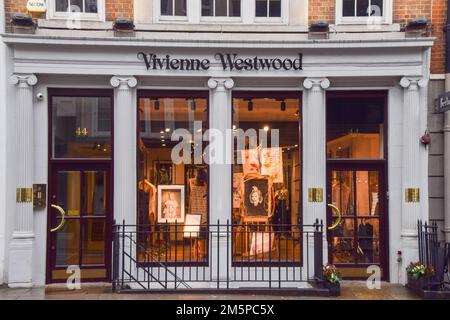 London, Großbritannien. 30. Dezember 2022 Außenansicht des Vivienne Westwood Flagship Store in der Conduit Street, Mayfair, während der Modedesigner und Punk-Ikone im Alter von 81 Jahren stirbt. Kredit: Vuk Valcic/Alamy Live News Stockfoto