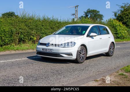 2019 White VW Volkswagen GOLF SE TSI EVO 1498cc 6-Gang-Schaltgetriebe; unterwegs zur Capesthorne Hall Classic Car Show, Cheshire UK Stockfoto