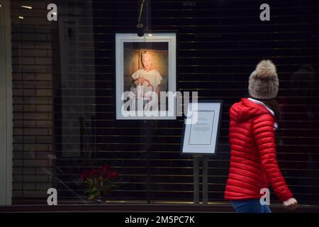 London, Großbritannien. 30. Dezember 2022 Im Vivienne Westwood man Store in der Conduit Street, Mayfair, geht eine Frau an der Hommage vorbei, während der Modedesigner und Punk-Ikone im Alter von 81 Jahren stirbt. Kredit: Vuk Valcic/Alamy Live News Stockfoto