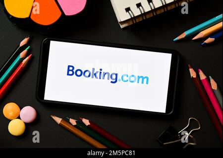 Polen. 17. Dezember 2022. In dieser Abbildung wird ein Booking.com-Logo auf einem Smartphone angezeigt. (Kreditbild: © Mateusz Slodkowski/SOPA Images via ZUMA Press Wire) Stockfoto