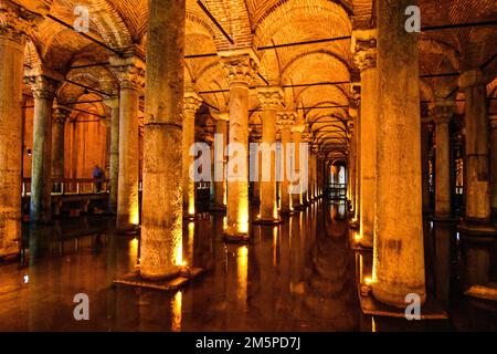 Basilika-Zisterne (die versunkene Zisterne) in Istanbul, Türkei Stockfoto