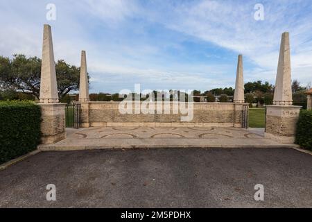 Der kanadische Militärfriedhof. Italien hat das Land gespendet, auf dem der Friedhof steht, um dem ultimativen Opfer zu danken und es zu ehren. Stockfoto