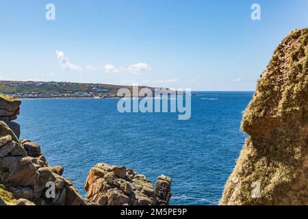 An einem sonnigen Sommertag bietet sich vom South West Coast Path ein Blick auf Sennen Cove Stockfoto