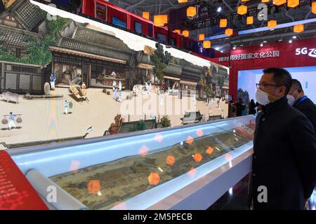 (221230) -- SHENZHEN, 30. Dez. 2022 (Xinhua) -- die Menschen sehen eine Malerausstellung auf der 18. China (Shenzhen) International Cultural Industries Fair in Shenzhen, südchinesische Provinz Guangdong, 29. Dez. 2022. Ausstellungen auf der Messe, die mit modernsten Technologien ausgestattet sind, ziehen Besucher an. (Xinhua/Mao Siqian) Stockfoto