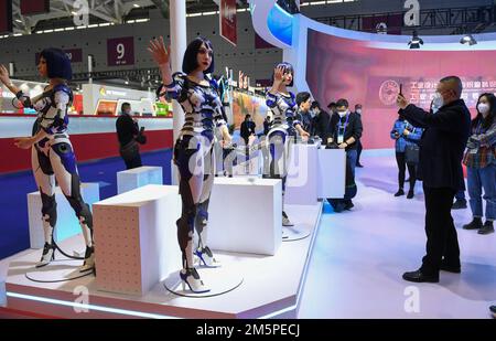 (221230) -- SHENZHEN, 30. Dezember 2022 (Xinhua) -- Menschen beobachten Roboter beim Tanzen auf der 18. China (Shenzhen) International Cultural Industries Fair in Shenzhen, südchinesische Provinz Guangdong, 29. Dezember 2022. Ausstellungen auf der Messe, die mit modernsten Technologien ausgestattet sind, ziehen Besucher an. (Xinhua/Mao Siqian) Stockfoto