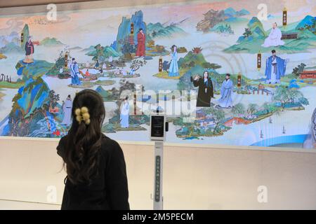 (221230) -- SHENZHEN, 30. Dezember 2022 (Xinhua) -- Ein Besucher sieht eine digitale Malerausstellung auf der 18. China (Shenzhen) International Cultural Industries Fair in Shenzhen, Südchina Guangdong Provinz, 29. Dezember 2022. Ausstellungen auf der Messe, die mit modernsten Technologien ausgestattet sind, ziehen Besucher an. (Xinhua/Mao Siqian) Stockfoto