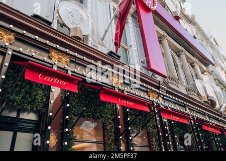 London, Großbritannien - 26. Dezember 2022: Weihnachtsdekorationen an der Fassade des Cartier-Geschäfts in der New Bond Street, einer der berühmtesten Straßen für Luxus Stockfoto