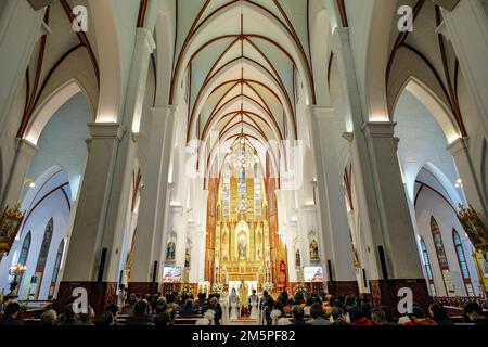 Hanoi, Vietnam - 9. Dezember 2022: Feier einer Hochzeit in St. Joseph Cathedral of Hanoi in Vietnam. Stockfoto