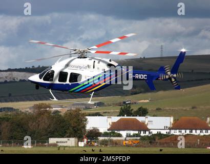 Bell 429 Global Ranger Helikopter für National Grid startet am 29. September 2021 in Shoreham, Brighton City Airport. Südliche Abfahrten und Pylonen nach hinten Stockfoto