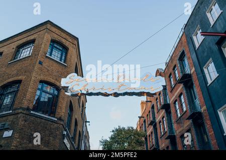 London, Großbritannien - 26. Dezember 2022: Das Weihnachtsbanner „Seven Dials“ auf der Neal Street in Covent Garden, einem der beliebtesten Touristengebiete in London, Großbritannien. Stockfoto