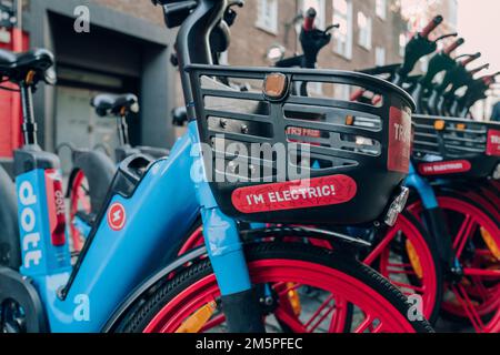 London, Großbritannien - 26. Dezember 2022: Nahaufnahme des „I'm Electric“-Schilds auf Dott Bike, das auf einer Straße in Soho geparkt ist. Dotts Mission ist es, Mikromobilität zu ermöglichen Stockfoto