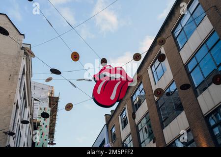 London, Großbritannien - 26. Dezember 2022: Rolling Stones Hot Lips Christmas Decoration in der Carnaby Street, einer Fußgängerzone in Soho mit über 100 Geschäften Stockfoto