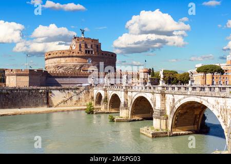 Engelsburg und alte Brücke, Rom, Italien. Blick auf das mittelalterliche Schloss Sant'Angelo, den Himmel und den Tiber im Sommer. Landschaft des berühmten römischen Denkmals, Stockfoto