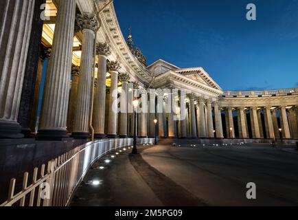 Kasan-Kathedrale bei Nacht, Sankt Petersburg, Russland. Panorama des russischen Kasanski Sobor, alte orthodoxe Kirche, Wahrzeichen der Stadt. Blick auf einen klassischen Architekten Stockfoto