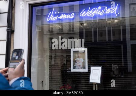 Die Leute schauen sich eine Hommage im Vivienne Westwood Flagship Store in London an, der Modedesigner ist im Alter von 81 Jahren gestorben. Foto: Freitag, 30. Dezember 2022. Stockfoto