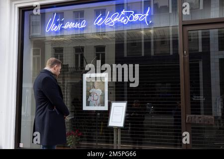 Die Leute schauen sich eine Hommage im Vivienne Westwood Flagship Store in London an, der Modedesigner ist im Alter von 81 Jahren gestorben. Foto: Freitag, 30. Dezember 2022. Stockfoto