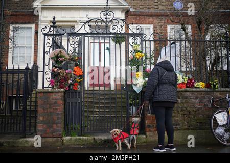 Vor dem Haus von Dame Vivienne Westwood in London, die Modedesignerin, ist im Alter von 81 Jahren gestorben. Foto: Freitag, 30. Dezember 2022. Stockfoto