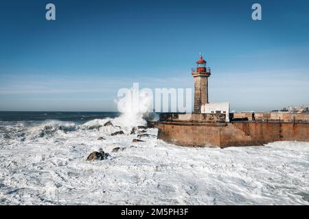 Ein Leuchtturm am Ufer des Atlantischen Ozeans in der Stadt Porto. Sturm im Winter auf dem Meer. Stockfoto