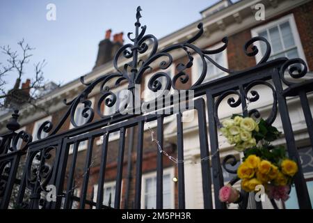 Sicherheitsnadeln sowie Blumen und Ehrungen vor dem Haus von Dame Vivienne Westwood in London ist die Modedesignerin im Alter von 81 Jahren gestorben. Foto: Freitag, 30. Dezember 2022. Stockfoto