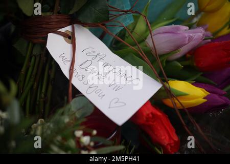 Blumen und Ehrungen vor dem Haus von Dame Vivienne Westwood in London ist die Modedesignerin im Alter von 81 Jahren gestorben. Foto: Freitag, 30. Dezember 2022. Stockfoto