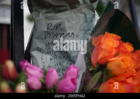 Blumen und Ehrungen vor dem Haus von Dame Vivienne Westwood in London ist die Modedesignerin im Alter von 81 Jahren gestorben. Foto: Freitag, 30. Dezember 2022. Stockfoto