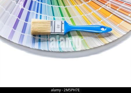 Blauer Pinsel auf geöffneter pantone-Farbpalette isoliert Stockfoto