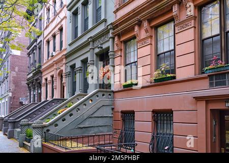 New Yorker Stadthäuser mit farbenfrohem Stuck Stockfoto