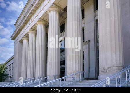 Ann Arbor, Michigan - August 2022: Eintritt zum klassischen Universitätsgebäude mit dorischen Säulen, Angell Hall an der University of Michigan Stockfoto